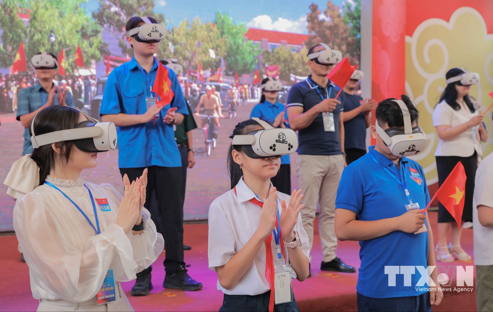 Người tham gia hào hứng khi trải nghiệm công nghệ thực tế ảo (VR). (Ảnh: Phan Phương/